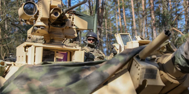 EE. UU. prueba el sistema LP-CROWS en el obús M109A7 Paladin