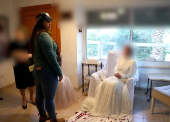 Una novia menor de edad habla con un agente tras una redada policial en una boda ilegal celebrada en febrero en Yavne’el, al norte de Israel (Policía de Israel)