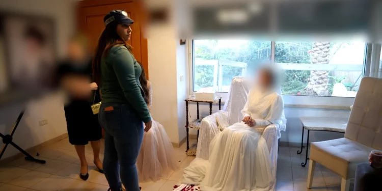 Una novia menor de edad habla con un agente tras una redada policial en una boda ilegal celebrada en febrero en Yavne’el, al norte de Israel (Policía de Israel)