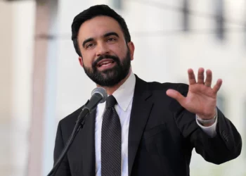 El alcalde de Nueva York, Zohran Mamdani, habla durante una manifestación sindical en Park Avenue, el 15 de abril de 2026. (AP/Seth Wenig)