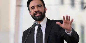 El alcalde de Nueva York, Zohran Mamdani, habla durante una manifestación sindical en Park Avenue, el 15 de abril de 2026. (AP/Seth Wenig)