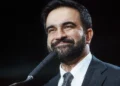 El alcalde de Nueva York, Zohran Mamdani, sonríe durante un discurso con motivo de sus primeros 100 días en el cargo, en Nueva York, el 12 de abril de 2026. (Foto AP/Andrés Kudacki)