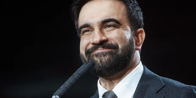 El alcalde de Nueva York, Zohran Mamdani, sonríe durante un discurso con motivo de sus primeros 100 días en el cargo, en Nueva York, el 12 de abril de 2026. (Foto AP/Andrés Kudacki)
