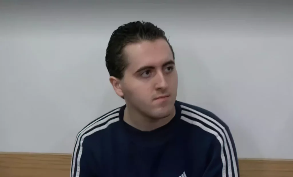Michael Kadar en la vista para dictar sentencia celebrada en el Tribunal de Distrito de Tel Aviv el 22 de noviembre de 2018. (Captura de pantalla/X)