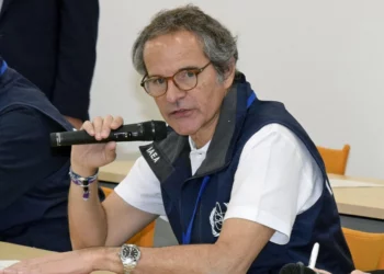 El director general del Organismo Internacional de Energía Atómica, Rafael Grossi, interviene durante una reunión con responsables de Tokyo Electric Power Company Holdings en la central nuclear de Fukushima Daiichi, en Okuma (prefectura de Fukushima, Japón), el 24 de junio de 2026. (Kyodo News vía AP)