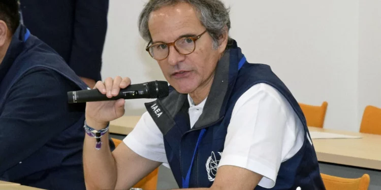 El director general del Organismo Internacional de Energía Atómica, Rafael Grossi, interviene durante una reunión con responsables de Tokyo Electric Power Company Holdings en la central nuclear de Fukushima Daiichi, en Okuma (prefectura de Fukushima, Japón), el 24 de junio de 2026. (Kyodo News vía AP)