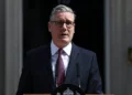 El primer ministro británico, Keir Starmer, hace una declaración sobre su futuro frente al número 10 de Downing Street la mañana del 22 de junio de 2026, en Londres. (Henry NICHOLLS / AFP)
