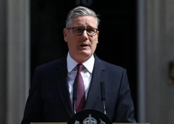 El primer ministro británico, Keir Starmer, hace una declaración sobre su futuro frente al número 10 de Downing Street la mañana del 22 de junio de 2026, en Londres. (Henry NICHOLLS / AFP)