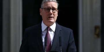 El primer ministro británico, Keir Starmer, hace una declaración sobre su futuro frente al número 10 de Downing Street la mañana del 22 de junio de 2026, en Londres. (Henry NICHOLLS / AFP)