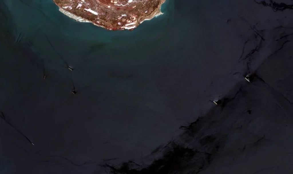 Cuatro petroleros iraníes cruzan Ormuz con siete millones de barriles