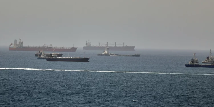 El 16 de junio de 2026 se observan petroleros y buques de carga en el golfo de Omán, a lo largo de las rutas marítimas que unen el estrecho de Ormuz y el mar Arábigo. (Foto: AP)