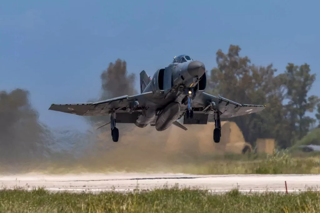 Un F-4E AUP Phantom II despega de Andravida durante la Conferencia Phantom 2026. (Crédito de la imagen: Jerry McGrath)