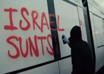Propalestinos en España vandalizan vagones para el Tranvía de Tel Aviv