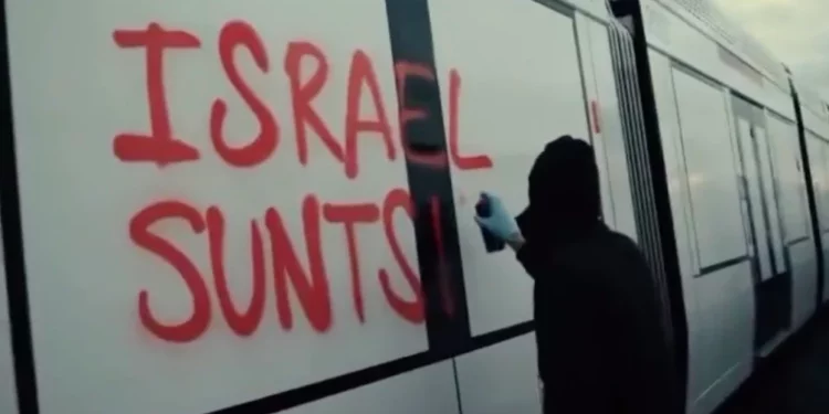 Propalestinos en España vandalizan vagones para el Tranvía de Tel Aviv