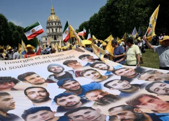 20 manifestantes iraníes detenidos en París por protestar contra el régimen