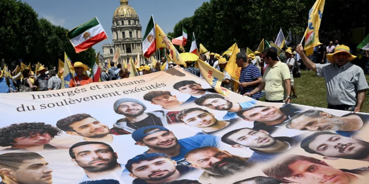 20 manifestantes iraníes detenidos en París por protestar contra el régimen
