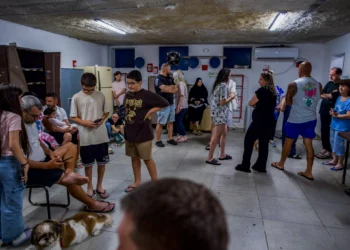 Los israelíes se refugian en un refugio público en la ciudad israelí de Haifa, en el norte, mientras suena una sirena que avisa de misiles iraníes entrantes, el 7 de junio de 2026. (Sharon Leibel/Flash90)