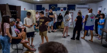 Los israelíes se refugian en un refugio público en la ciudad israelí de Haifa, en el norte, mientras suena una sirena que avisa de misiles iraníes entrantes, el 7 de junio de 2026. (Sharon Leibel/Flash90)
