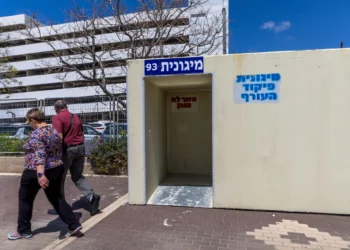 Un pequeño refugio antiaéreo público en la ciudad israelí de Nahariya, en el norte de Israel. 13 de abril de 2026. (Yossi Aloni/Flash90)