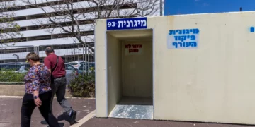 Un pequeño refugio antiaéreo público en la ciudad israelí de Nahariya, en el norte de Israel. 13 de abril de 2026. (Yossi Aloni/Flash90)