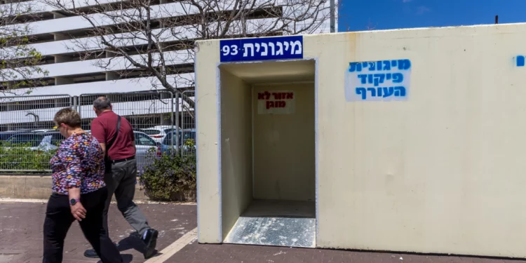 Un pequeño refugio antiaéreo público en la ciudad israelí de Nahariya, en el norte de Israel. 13 de abril de 2026. (Yossi Aloni/Flash90)