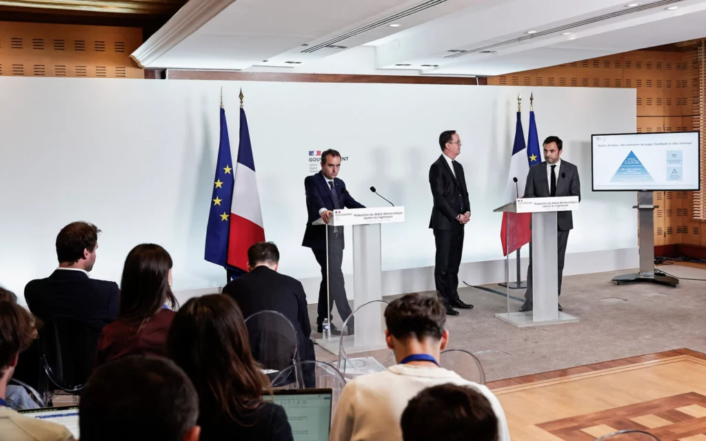 (De izquierda a derecha) El primer ministro francés, Sébastien Lecornu; el secretario general de la SGDSN, Nicolas Roche; y el director del Servicio de Vigilancia y Protección contra las Interferencias Digitales Extranjeras, Marc-Antoine Brillant, asisten a una rueda de prensa en París el 11 de junio de 2026. (Stéphane De Sakutin/AFP)