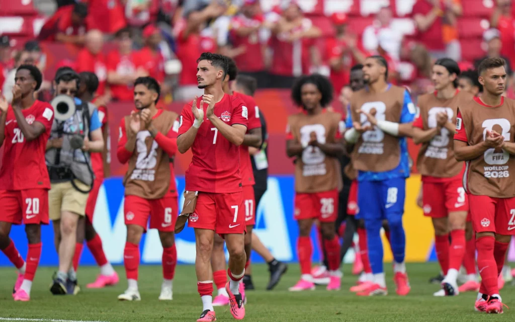 Los jugadores de la selección canadiense saludan a la afición mientras dan una vuelta por el campo tras el final del partido de fútbol de la fase de grupos B del Mundial entre Canadá y Bosnia, celebrado en Toronto el 12 de junio de 2026. (Foto AP/Stephanie Scarbrough)