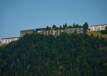 El Bürgenstock Resort, posible sede de las conversaciones entre EE. UU. e Irán, en Obbuergen (Suiza), cerca de Lucerna, el 18 de junio de 2026. (AP/Vadim Ghirda)