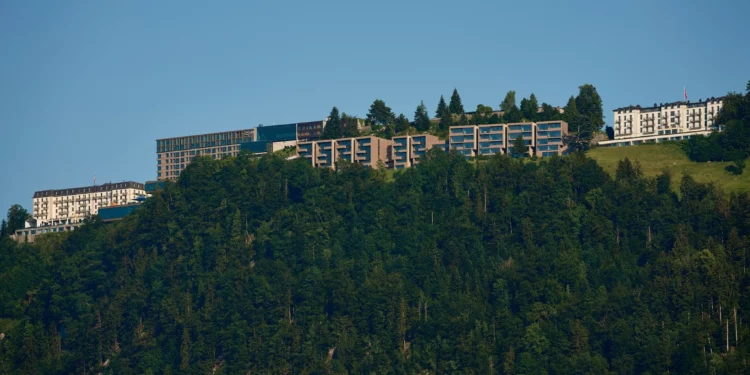 El Bürgenstock Resort, posible sede de las conversaciones entre EE. UU. e Irán, en Obbuergen (Suiza), cerca de Lucerna, el 18 de junio de 2026. (AP/Vadim Ghirda)