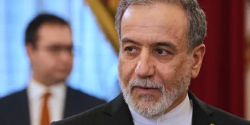 El ministro de Asuntos Exteriores iraní, Abbas Araghchi, llega para asistir a las conversaciones con el presidente ruso, Vladímir Putin, en la Biblioteca Presidencial Boris Yeltsin, en San Petersburgo (Rusia), el 27 de abril de 2026. (AP/Dmitri Lovetsky, Pool)