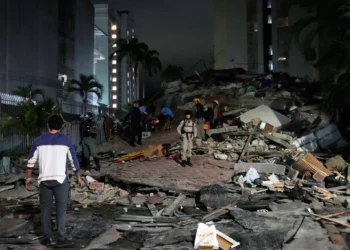 La gente camina entre los escombros tras un terremoto en Caracas, Venezuela, el miércoles 24 de junio de 2026. (Foto AP/Ariana Cubillos)