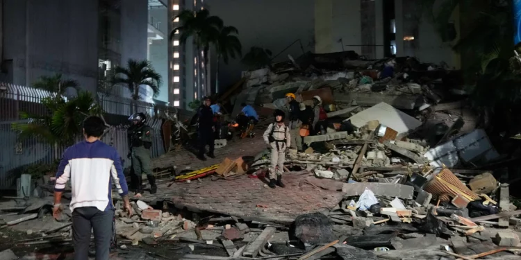 La gente camina entre los escombros tras un terremoto en Caracas, Venezuela, el miércoles 24 de junio de 2026. (Foto AP/Ariana Cubillos)