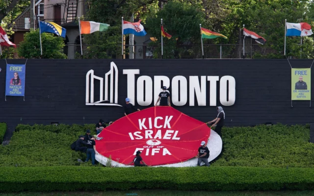 Protesta en Toronto exige expulsar a Israel de la FIFA