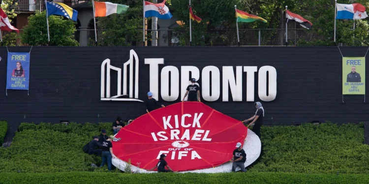 Protesta en Toronto exige expulsar a Israel de la FIFA