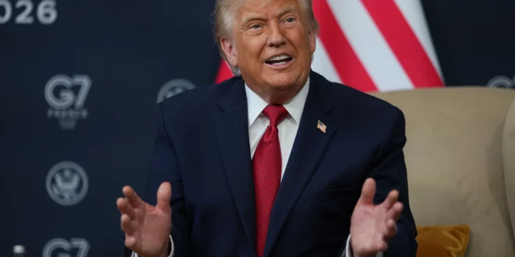 El presidente estadounidense Donald Trump se reúne con el presidente egipcio Abdel Fattah al-Sisi (no se ve) al margen de la cumbre del G7, en Evian-les-Bains, Francia, el 17 de junio de 2026. (Julia Demaree Nikhinson/AP)