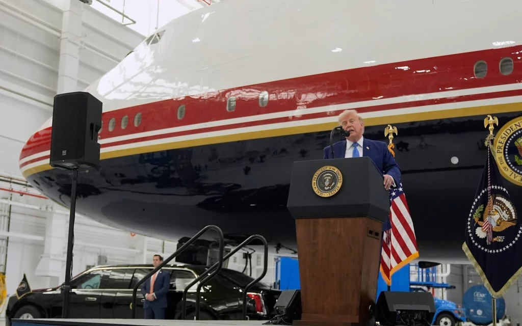 Trump presenta el nuevo Air Force One donado por Qatar