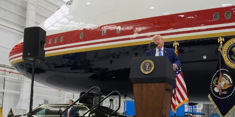 Trump presenta el nuevo Air Force One donado por Qatar