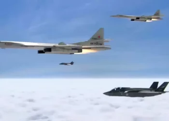 Cazas F-35 de la OTAN siguen a bombarderos Tu-160 rusos