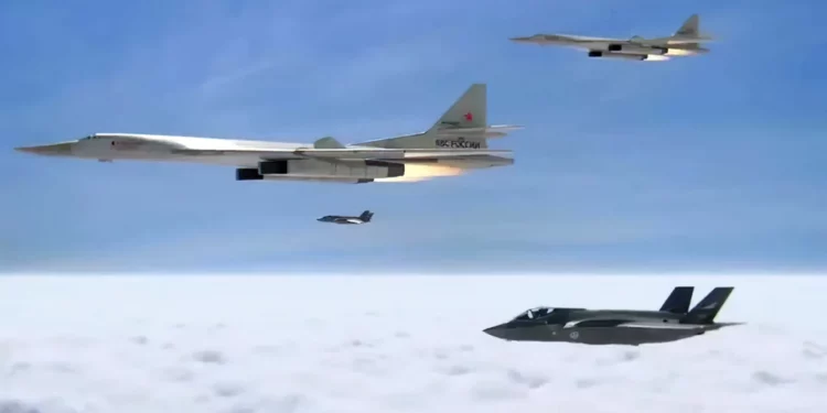 Cazas F-35 de la OTAN siguen a bombarderos Tu-160 rusos