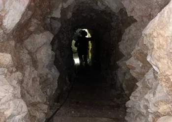 Dentro de un importante sistema de túneles cerca del castillo de Beaufort, en el sur del Líbano, en imágenes publicadas por las FDI el 7 de junio de 2026. (Fuerzas de Defensa de Israel)