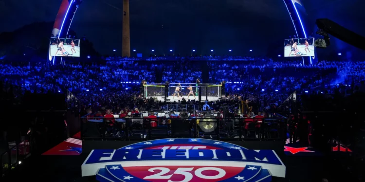 Los luchadores de peso pluma Diego López y Steve García compiten en el ring durante el primer combate del UFC Freedom 250, celebrado en el Jardín Sur de la Casa Blanca el 14 de junio de 2026, en Washington. (Foto AP/Julia Demaree Nikhinson)