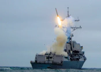 USS Michael Murphy lanza misiles Tomahawk contra objetivos en Irán