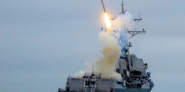 USS Michael Murphy lanza misiles Tomahawk contra objetivos en Irán
