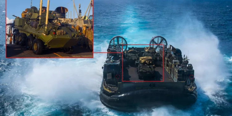 Un LCAC del USS Boxer mueve blindados LAV-25 en el Indo-Pacífico