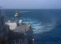 Un MH-60R Sea Hawk aterriza en la cubierta de vuelo a bordo del destructor lanzamisiles clase Arleigh Burke USS John Finn (DDG 113) durante los apoyos de vuelo, el 10 de junio de 2026. (Foto de la Marina de EE.UU.)