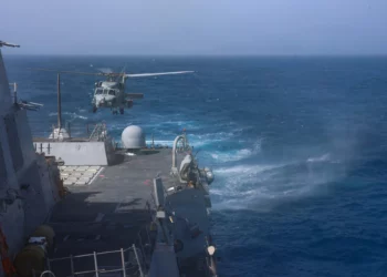 Un MH-60R Sea Hawk aterriza en la cubierta de vuelo a bordo del destructor lanzamisiles clase Arleigh Burke USS John Finn (DDG 113) durante los apoyos de vuelo, el 10 de junio de 2026. (Foto de la Marina de EE.UU.)
