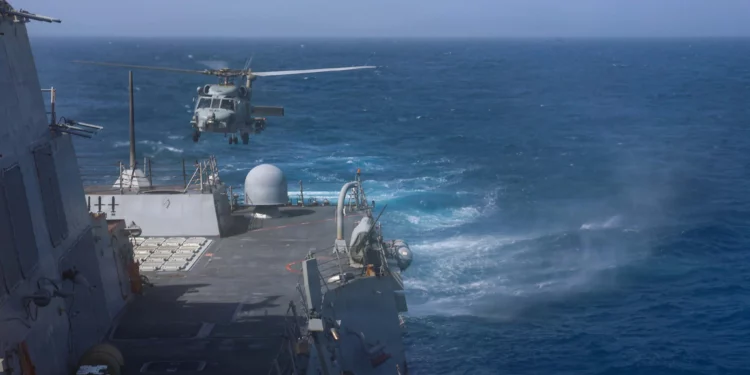 Un MH-60R Sea Hawk aterriza en la cubierta de vuelo a bordo del destructor lanzamisiles clase Arleigh Burke USS John Finn (DDG 113) durante los apoyos de vuelo, el 10 de junio de 2026. (Foto de la Marina de EE.UU.)