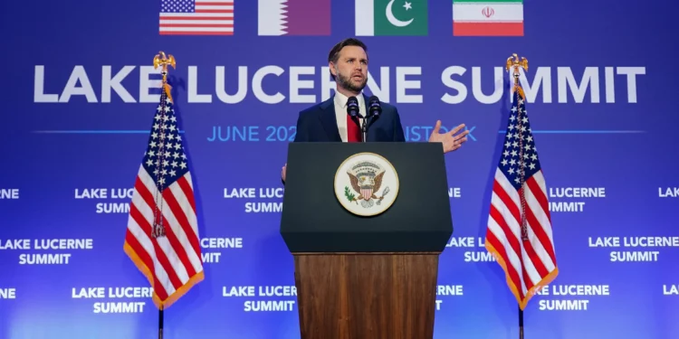 El vicepresidente JD Vance habla con los medios de comunicación tras las conversaciones de alto nivel mantenidas entre Estados Unidos e Irán en el Bürgenstock Resort de Obbuergen, cerca de Lucerna, en Suiza, el 22 de junio de 2026. (Nathan Howard/Foto de pool vía AP)