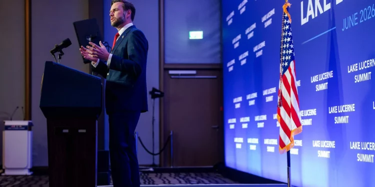 El vicepresidente de EE. UU., JD Vance, habla con los medios de comunicación tras las conversaciones de alto nivel mantenidas entre EE. UU. e Irán en el Bürgenstock Resort de Obbuergen, cerca de Lucerna, en Suiza, el 22 de junio de 2026. (Nathan Howard/Foto de Pool vía AP)