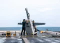 Marines operan el dron VTOL VBAT desde el USS Portland
